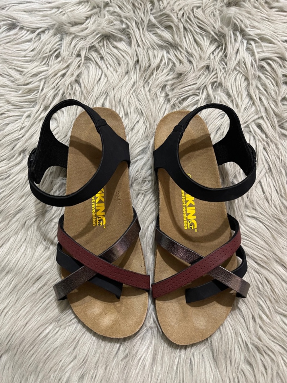 WALKING Crisscross Strap Sandals in Black and Burgundy
